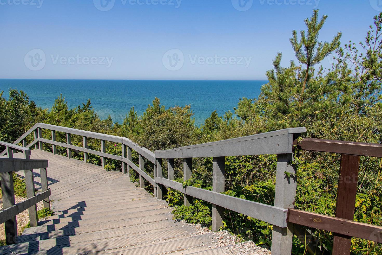 en bois en marchant chemin et escaliers par le mer dans Pologne sur une chaud été vacances journée photo