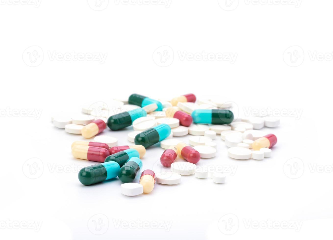 coloré pilules avec capsules et pilules dans fermeture éclair Plastique Sacs. isolé sur blanc Contexte photo