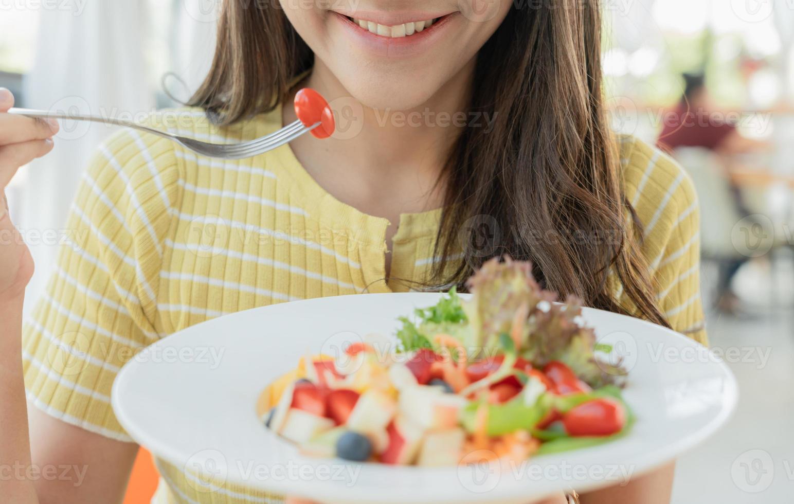 régime, suivre un régime. magnifique femme manger salade pour poids perte, maigrir, bien santé. femelle prendre plaisir avec nutrition, amandes, avocat, tomates, biologique légume. nutritionniste en bonne santé aliments. céto, végétarien photo