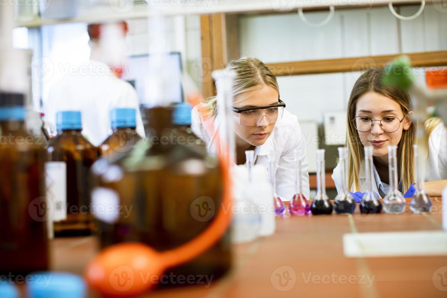 Chercheuses en blouse blanche travaillant en laboratoire photo