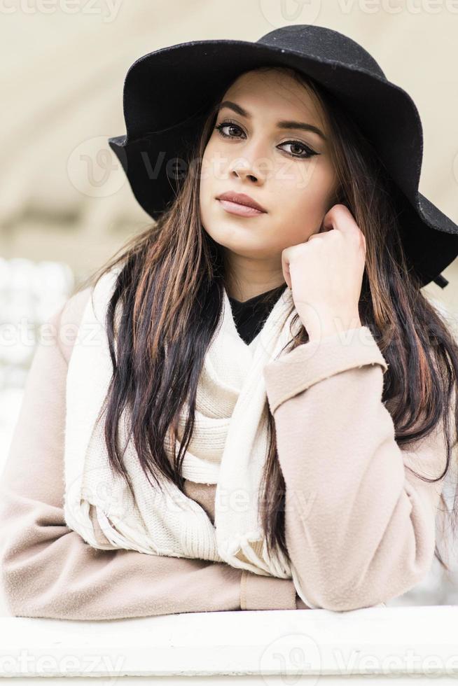 jolie jeune femme avec chapeau photo