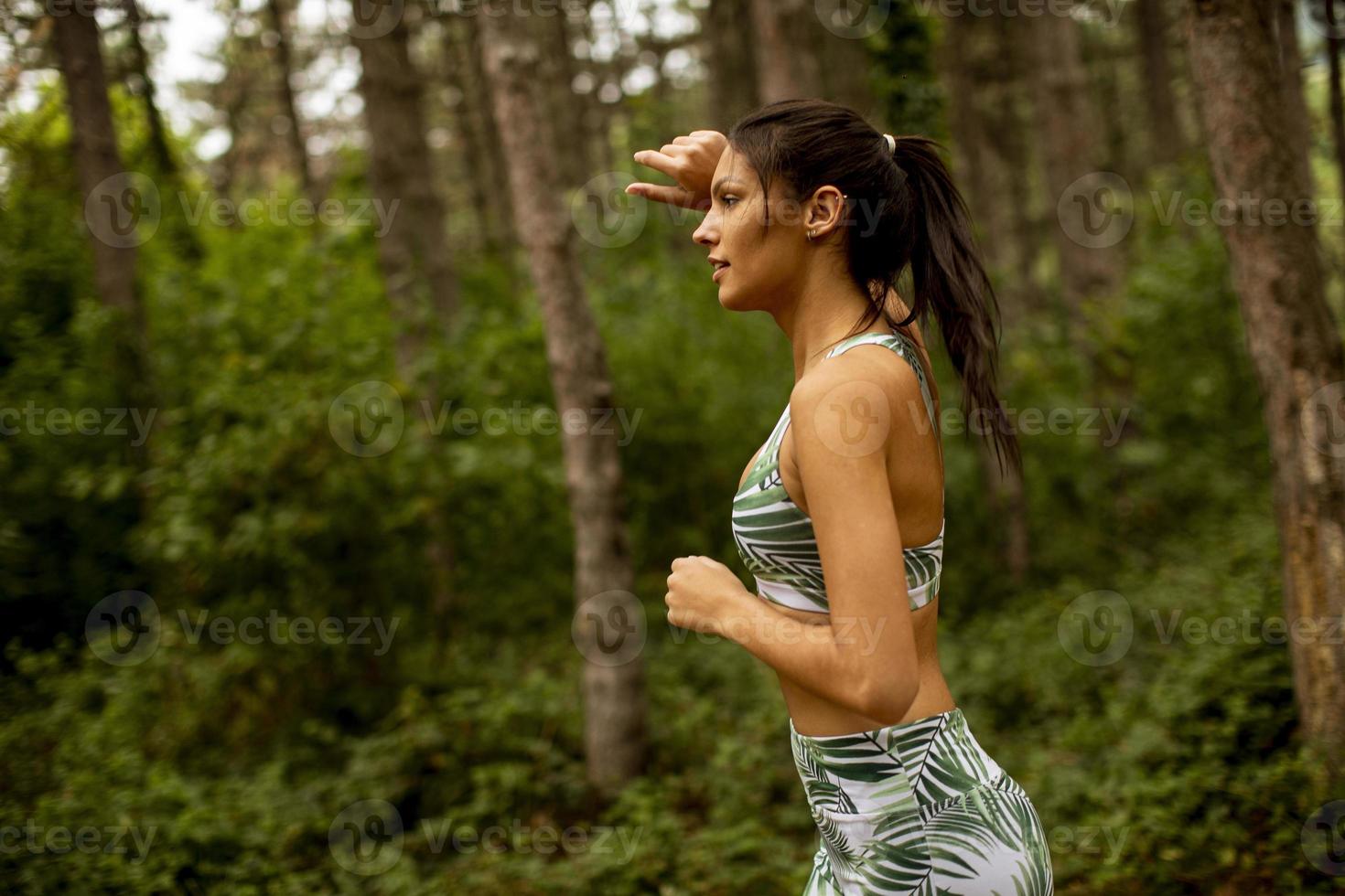 jeune, fitness, femme, courant, forêt, piste photo