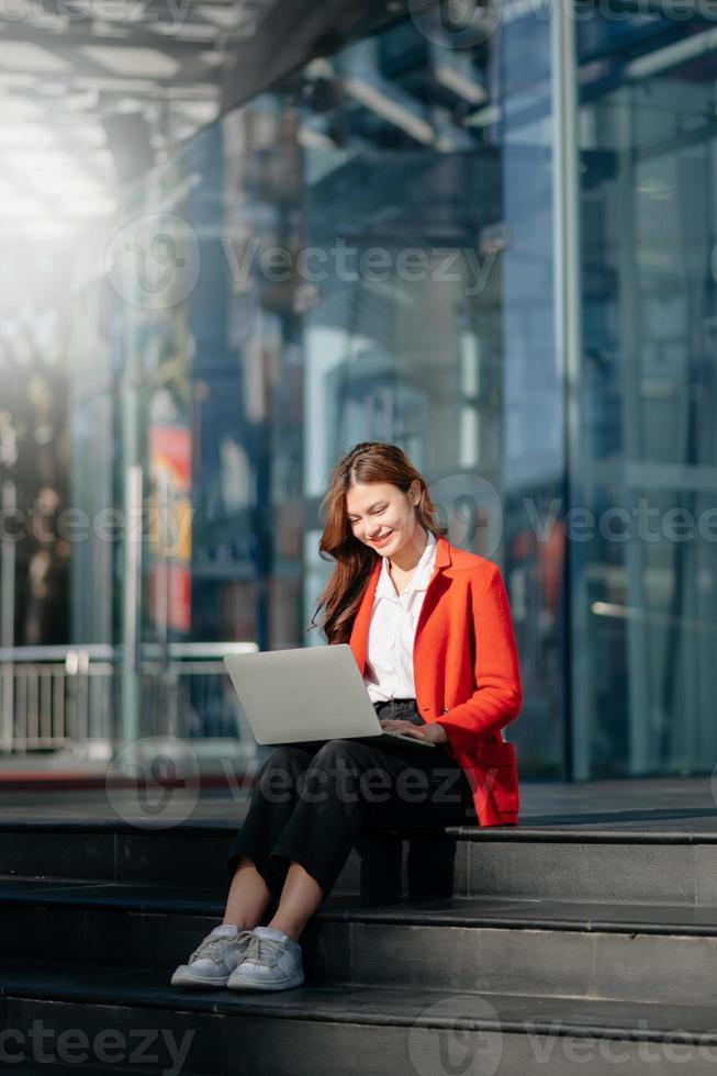 concept de femme qui travaille une femme gestionnaire assistant à une vidéoconférence et tenant une tablette, un smatrphone et une tasse de café au bureau photo