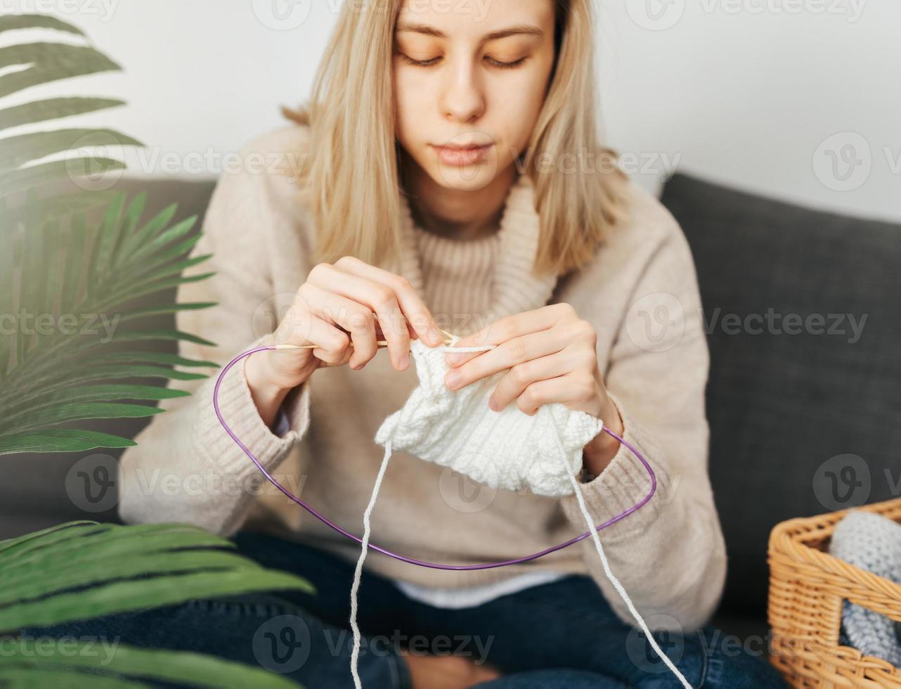 Jeune femme tricot chaud écharpe à l'intérieur photo