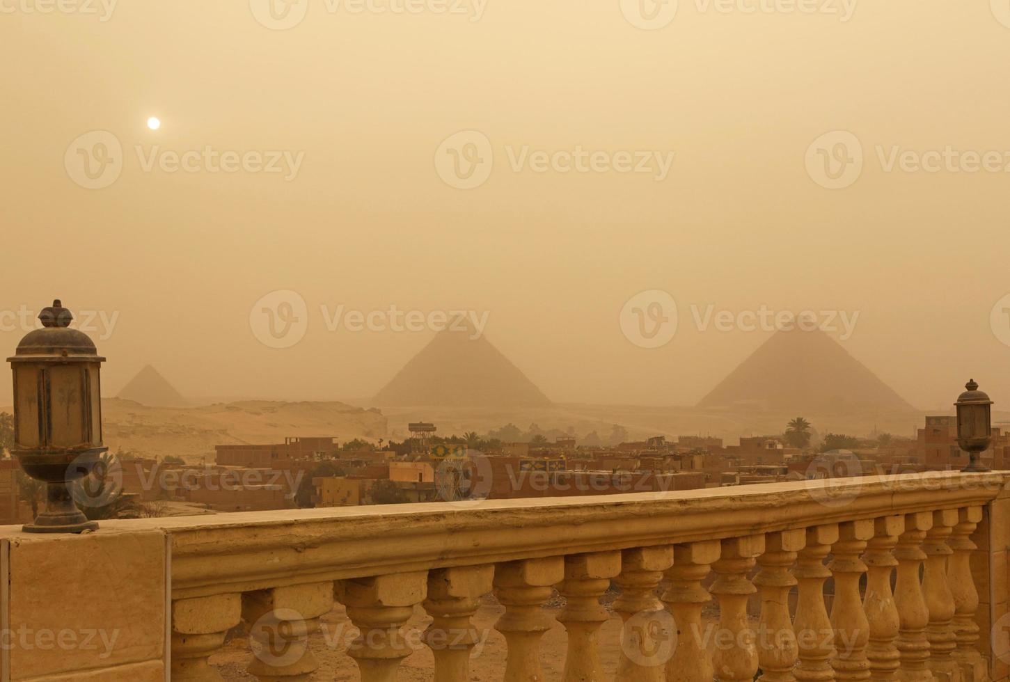 vue sur pyramides dans gizeh à sablonneux orage photo