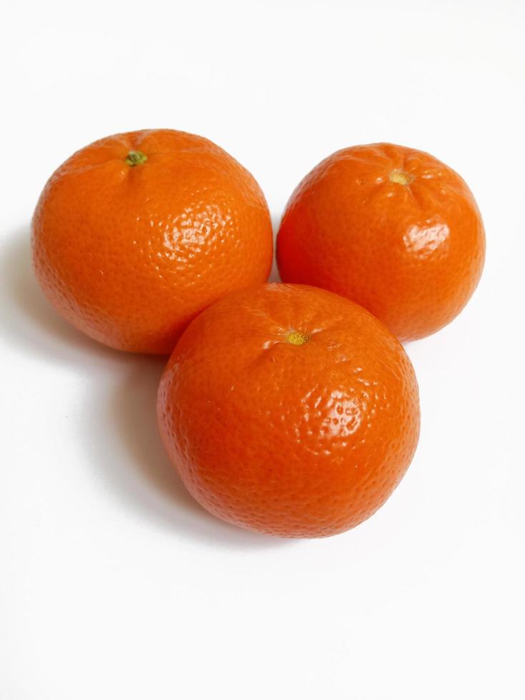 mandarines sur une blanc Contexte photo