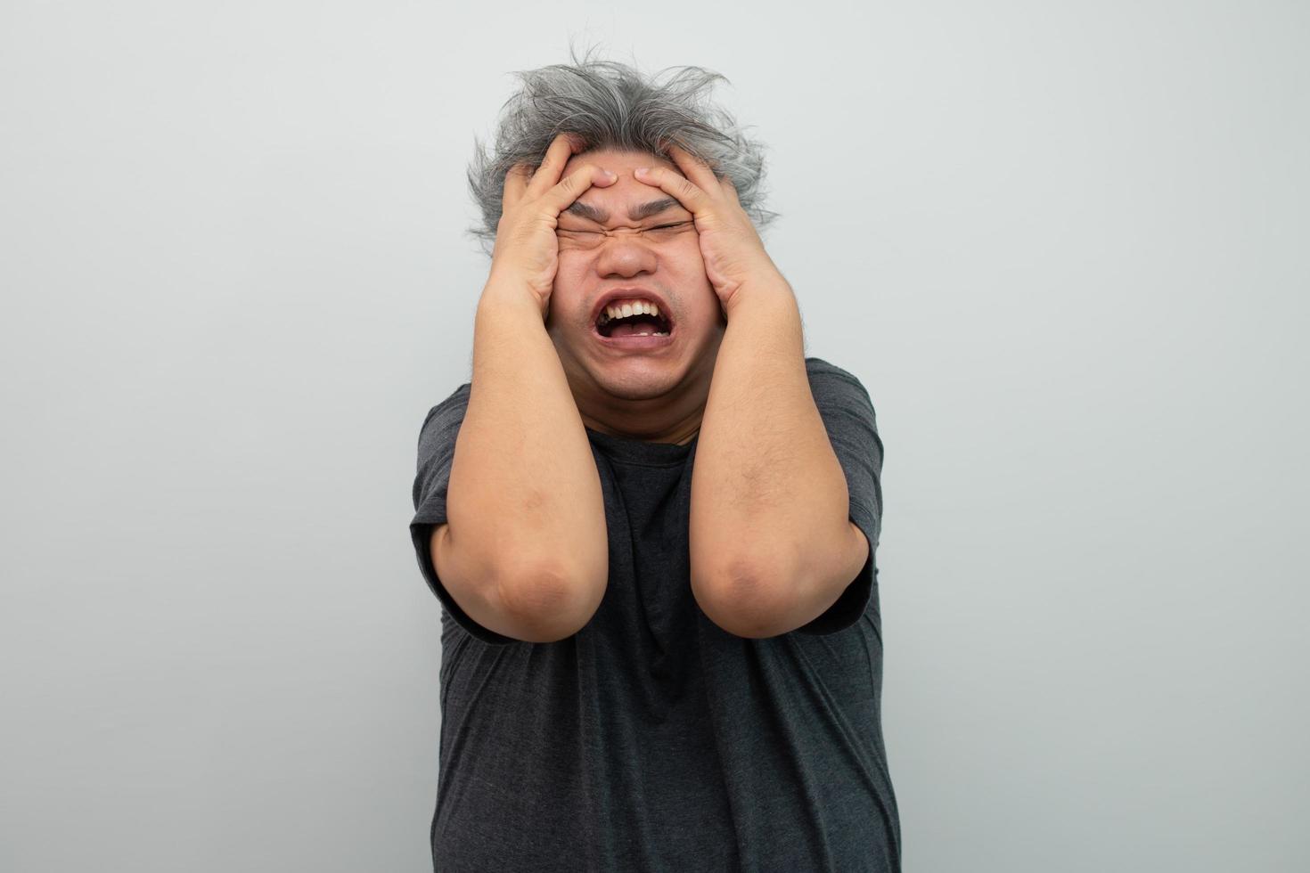 portrait de une furieux Sénior aux cheveux gris homme en hurlant et en hurlant et faire des gestes dans peur avec mains et visage sur isolé Contexte photo