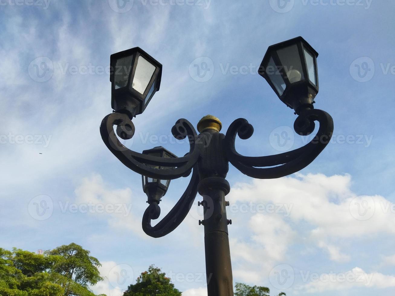 classique rue lampe Contexte bleu ciel photo