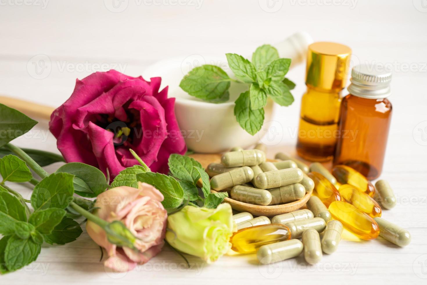 capsule biologique à base de plantes de médecine alternative avec vitamine e oméga 3 huile de poisson, minéral, médicament avec feuilles d'herbes suppléments naturels pour une bonne vie saine. photo