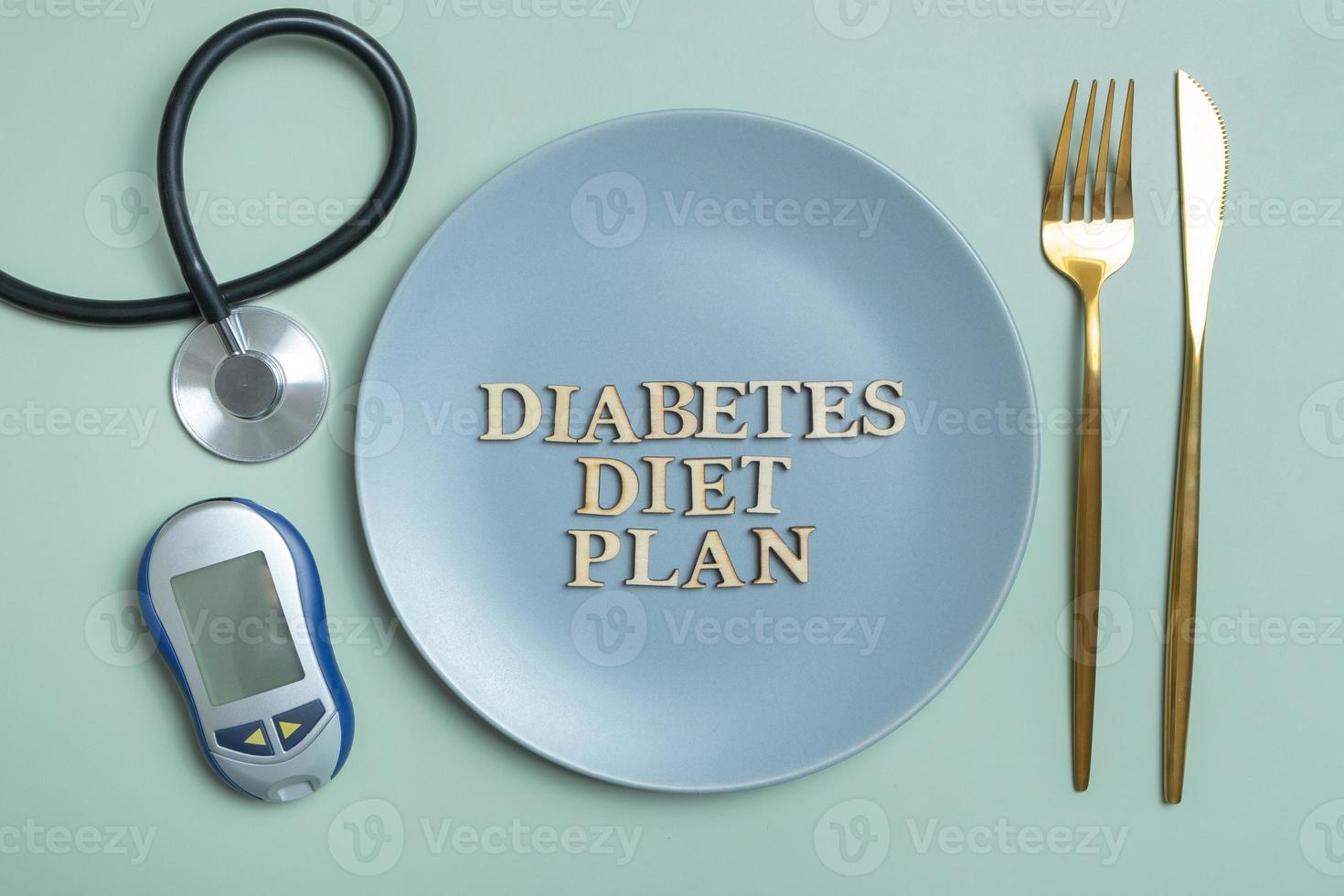 Diabète régime plan texte. stéthoscope, glucomètre et assiette avec coutellerie sur coloré Contexte plat poser, Haut vue photo