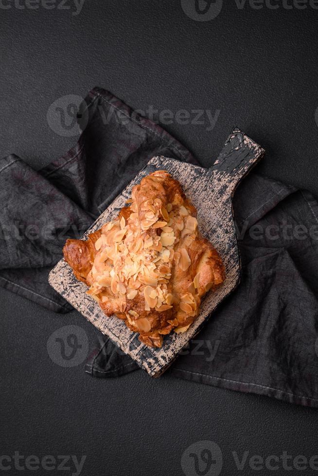 Frais croustillant croissant avec amande frites et Chocolat remplissage photo