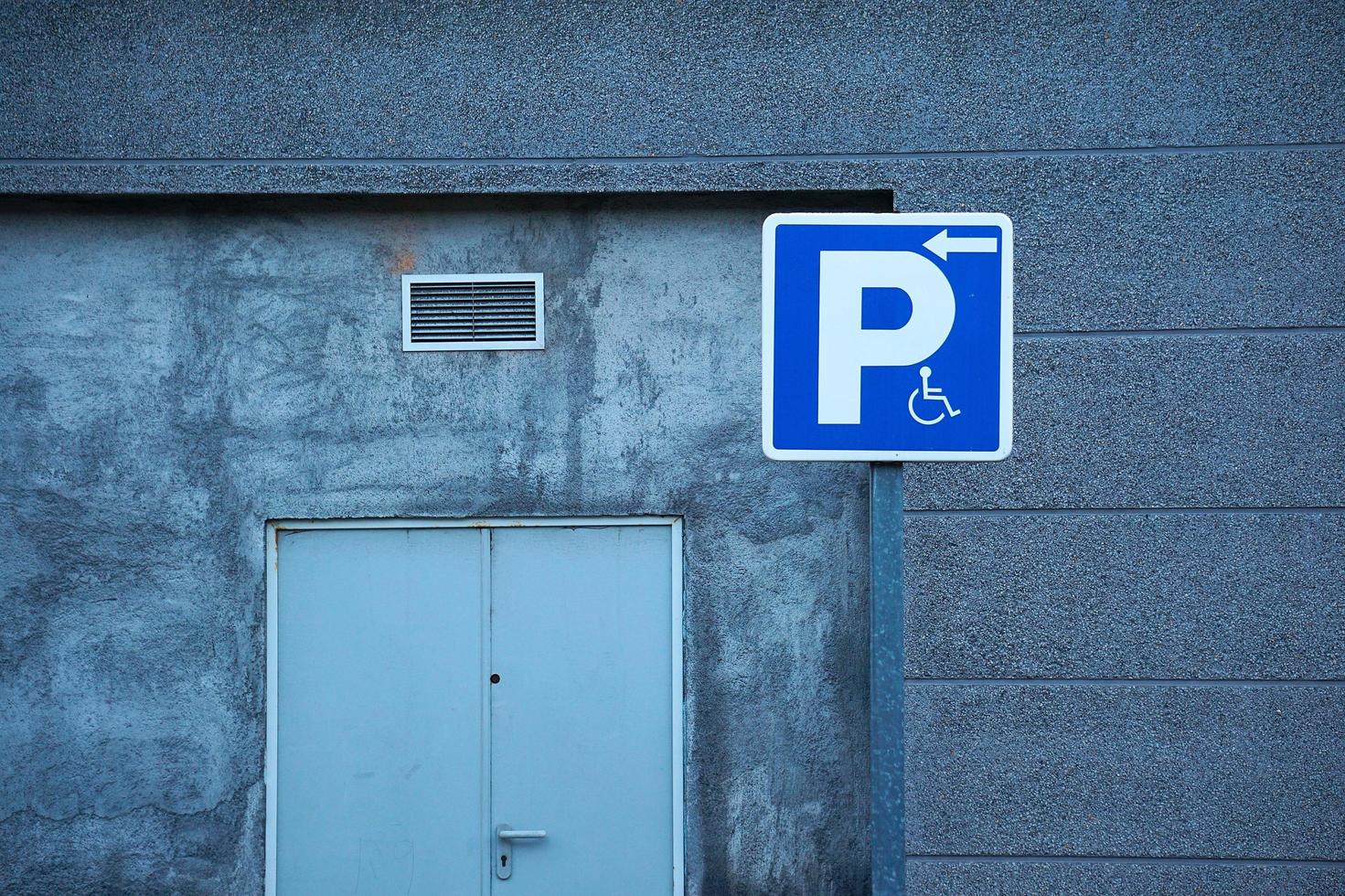 Feux de circulation en fauteuil roulant sur la route photo