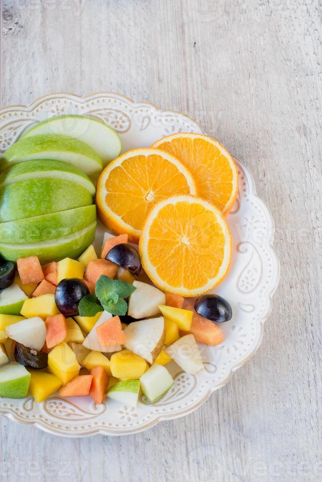 Frais fruit salade sur une assiette photo