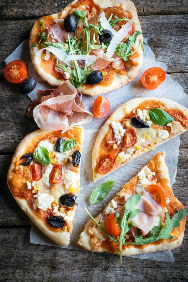 servi prosciutto mini Pizza photo