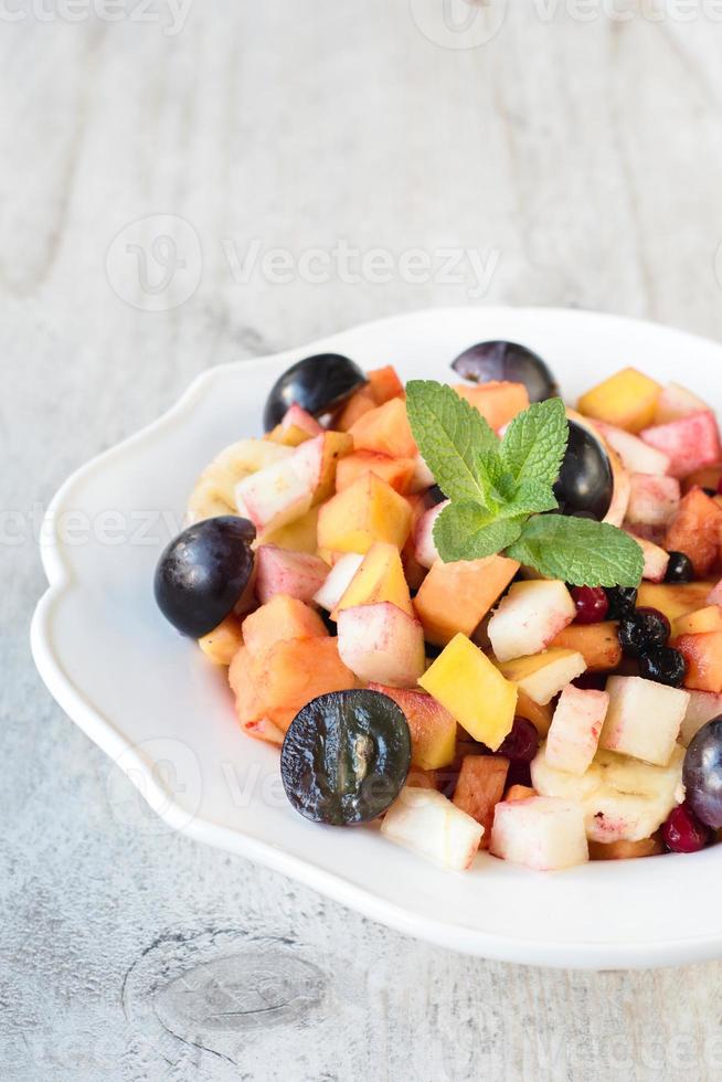 Frais fruit salade sur une assiette photo