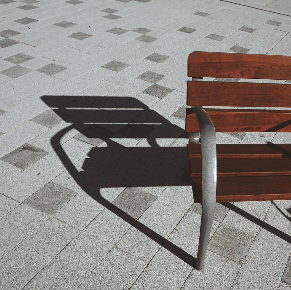 banc en bois dans la rue photo