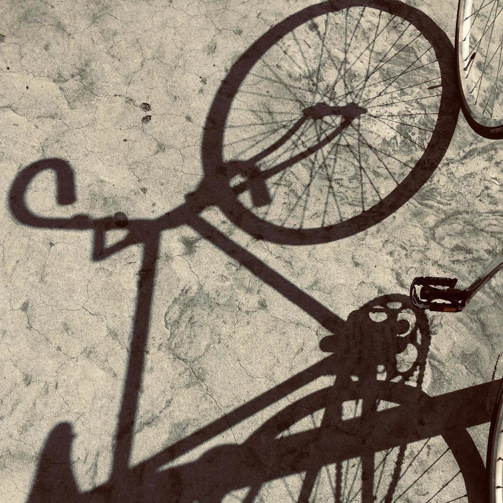 silhouette d'ombre de bicyclette, mode de transport de vélo photo