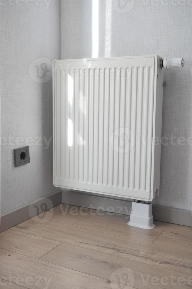 radiateur de chauffage sous fenêtre dans la chambre photo