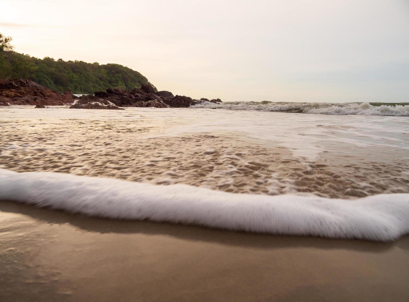 panorama point de vue paysage Voyage été mer vent vague cool sur vacances calme côtier gros Soleil ensemble ciel lumière Orange d'or la nature tropical magnifique soir heure de l'heure à coup san plage chonburi Thaïlande. photo