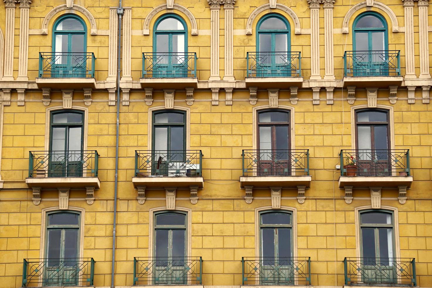 Fenêtre sur la façade jaune de la maison, l'architecture dans la ville de Bilbao, Espagne photo