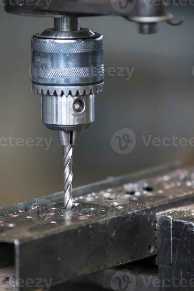 industriel forage machine exercices une trou dans le métal. métal En traitement Machines. photo