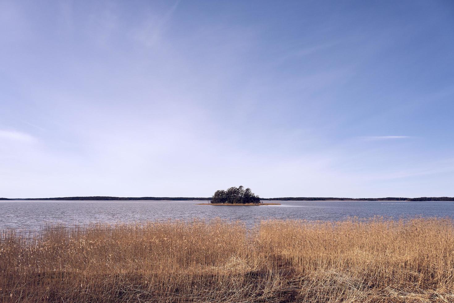 île sur la côte de la mer Baltique en Finlande au printemps photo