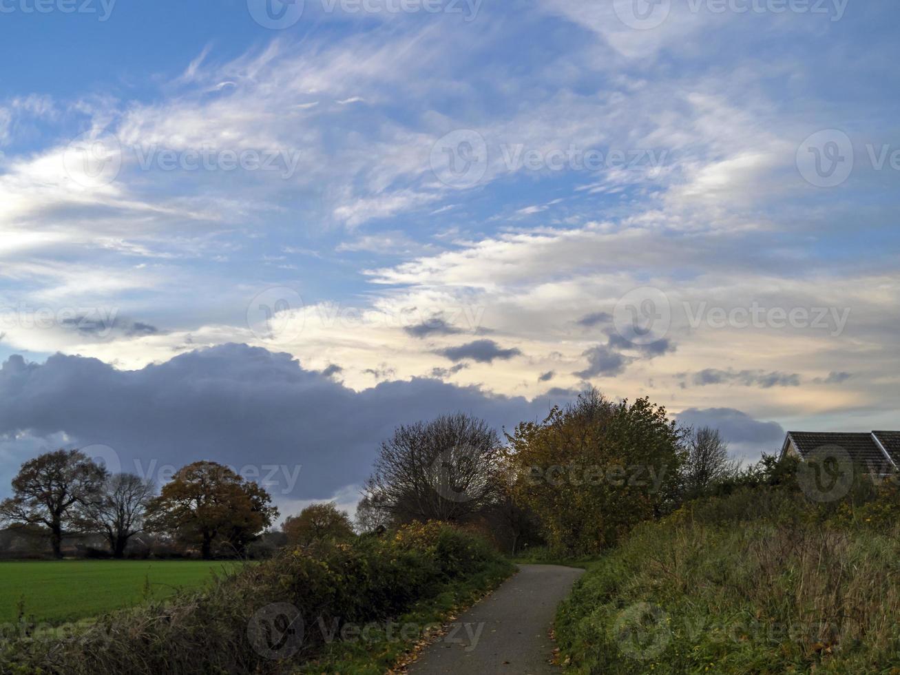 beau ciel avec des nuages blancs sur la campagne photo