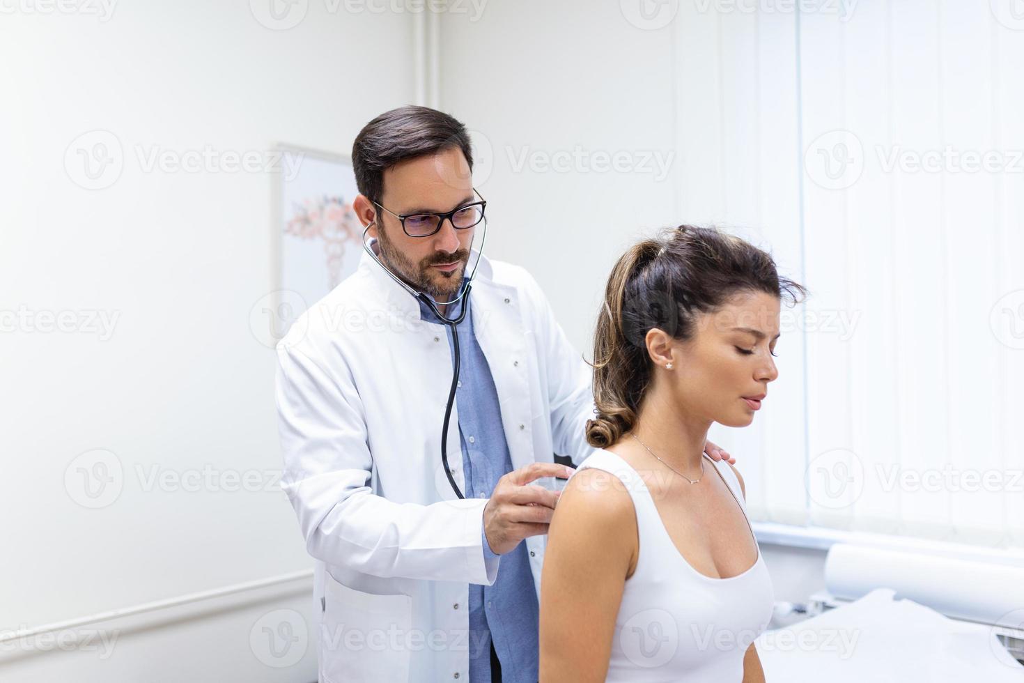 Jeune femelle patient dans le clinique souffert de pneumonie, elle est tousser le médecin écoute à le respiration sifflante dans le poumons avec une stéthoscope. photo