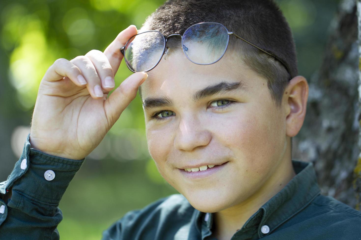 Jeune gars avec lunettes. photo