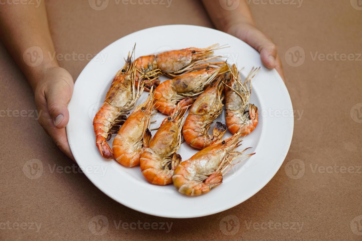 grillé crevettes sur blanc plaque. concept, portion Fruit de mer. délicieux, préféré menu pour fête ou Extérieur barbecue ou pique-nique. en bonne santé aliments. photo