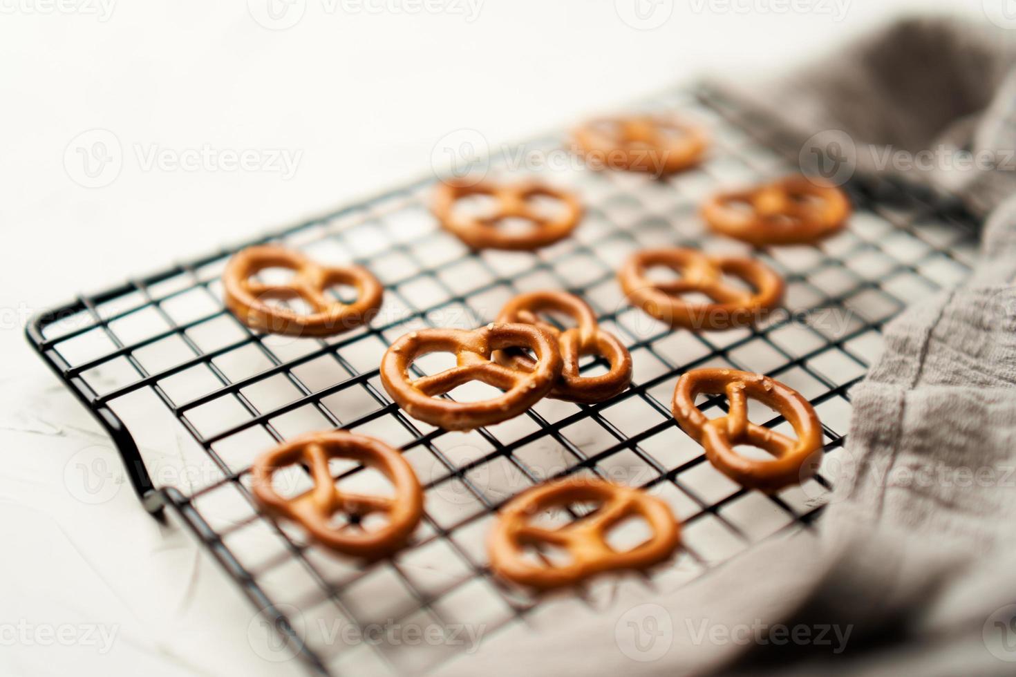 mini salé bretzels sur câble refroidissement grille blanc Contexte. difficile craquelins ou casse-croûte photo