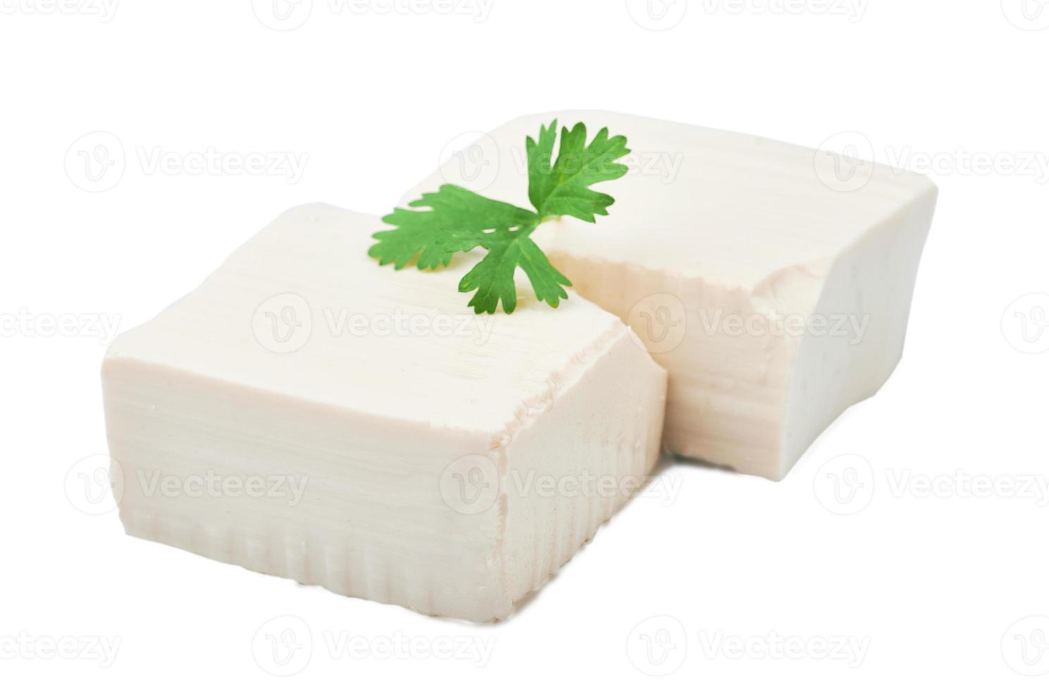 blanc Tofu et vert feuilles isolé sur blanc Contexte avec coupure chemin photo