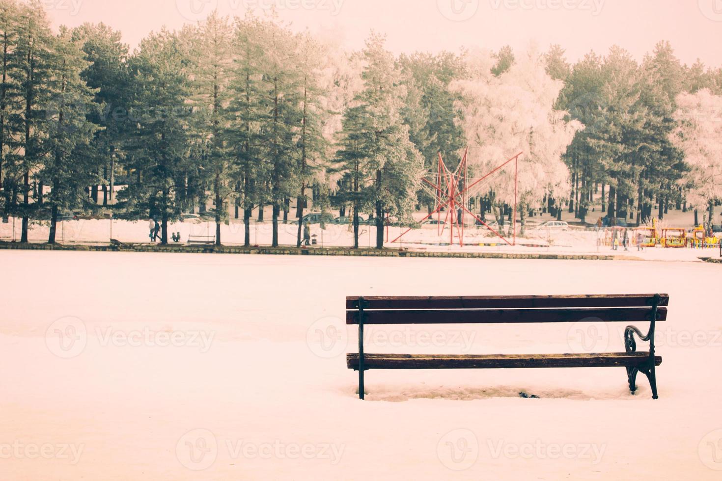 banc dans le hiver temps photo