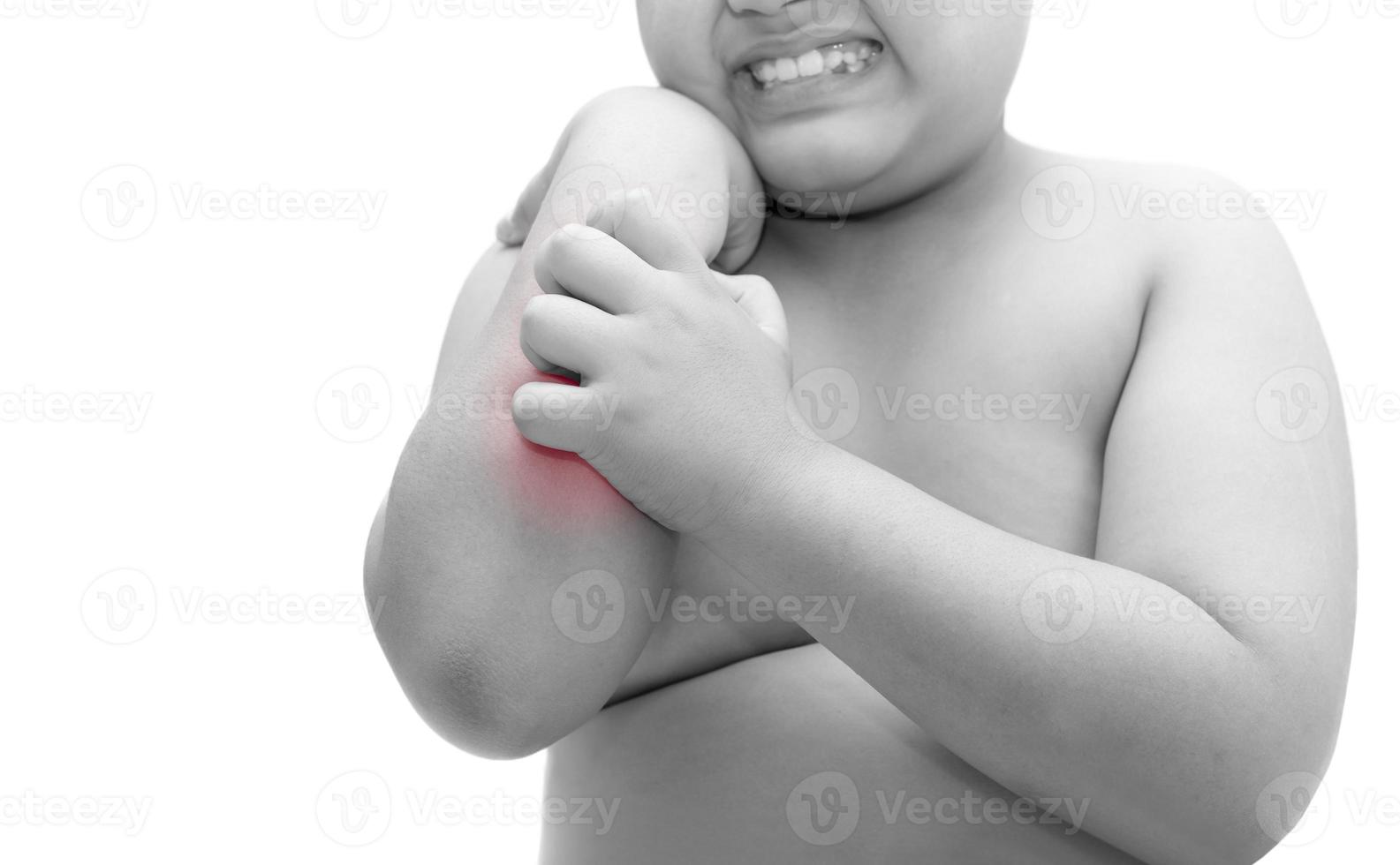 obèse graisse garçon rayure le démanger avec main. démangeaisons isolé sur blanc arrière-plan, photo