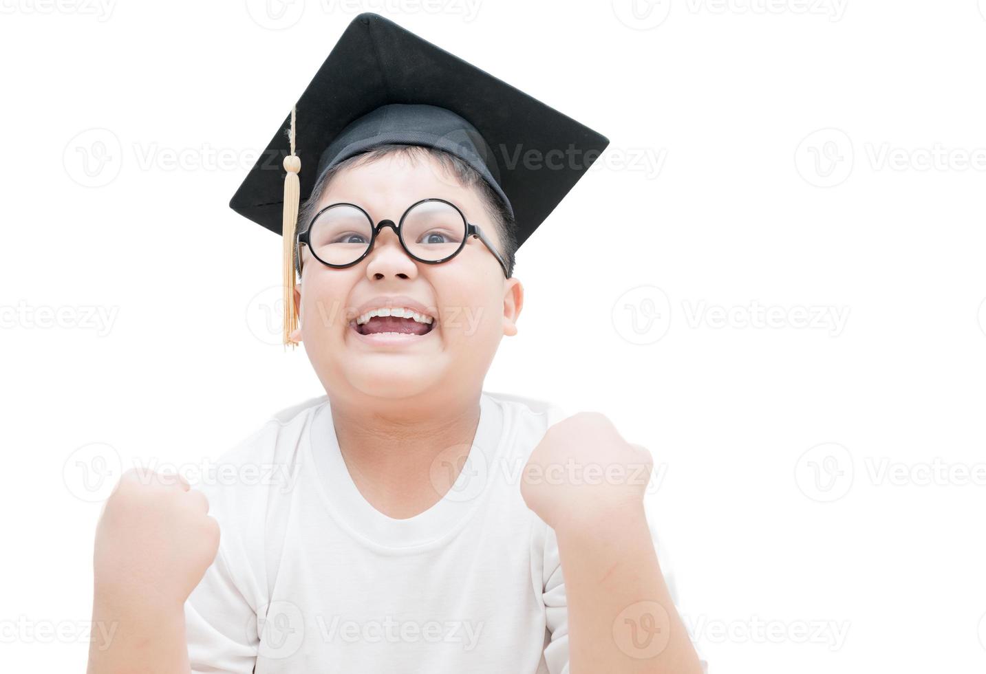 content et très heureux asiatique école enfant diplômé avec l'obtention du diplôme casquette photo