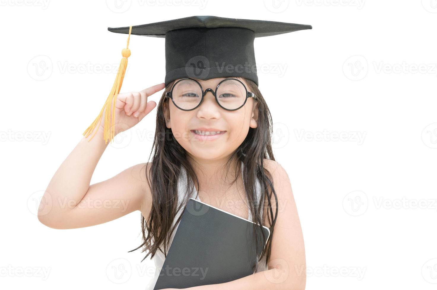 asiatique école enfant diplômé en pensant et sourire avec l'obtention du diplôme casquette isolé photo