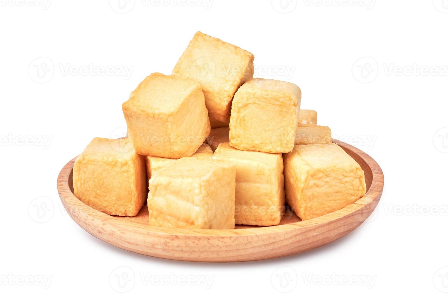 fermer de une pile de en dés poisson Tofu dans en bois assiette isolé blanc Contexte avec coupure chemin photo