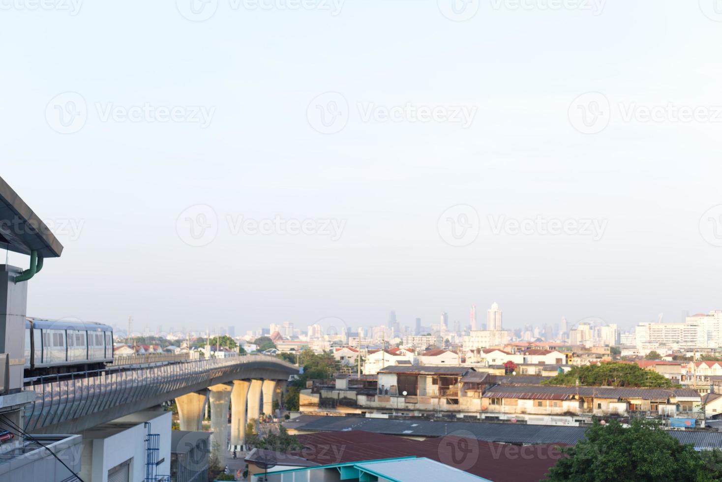 non des nuages ciel et le ville bâtiment au dessous de Contexte photo