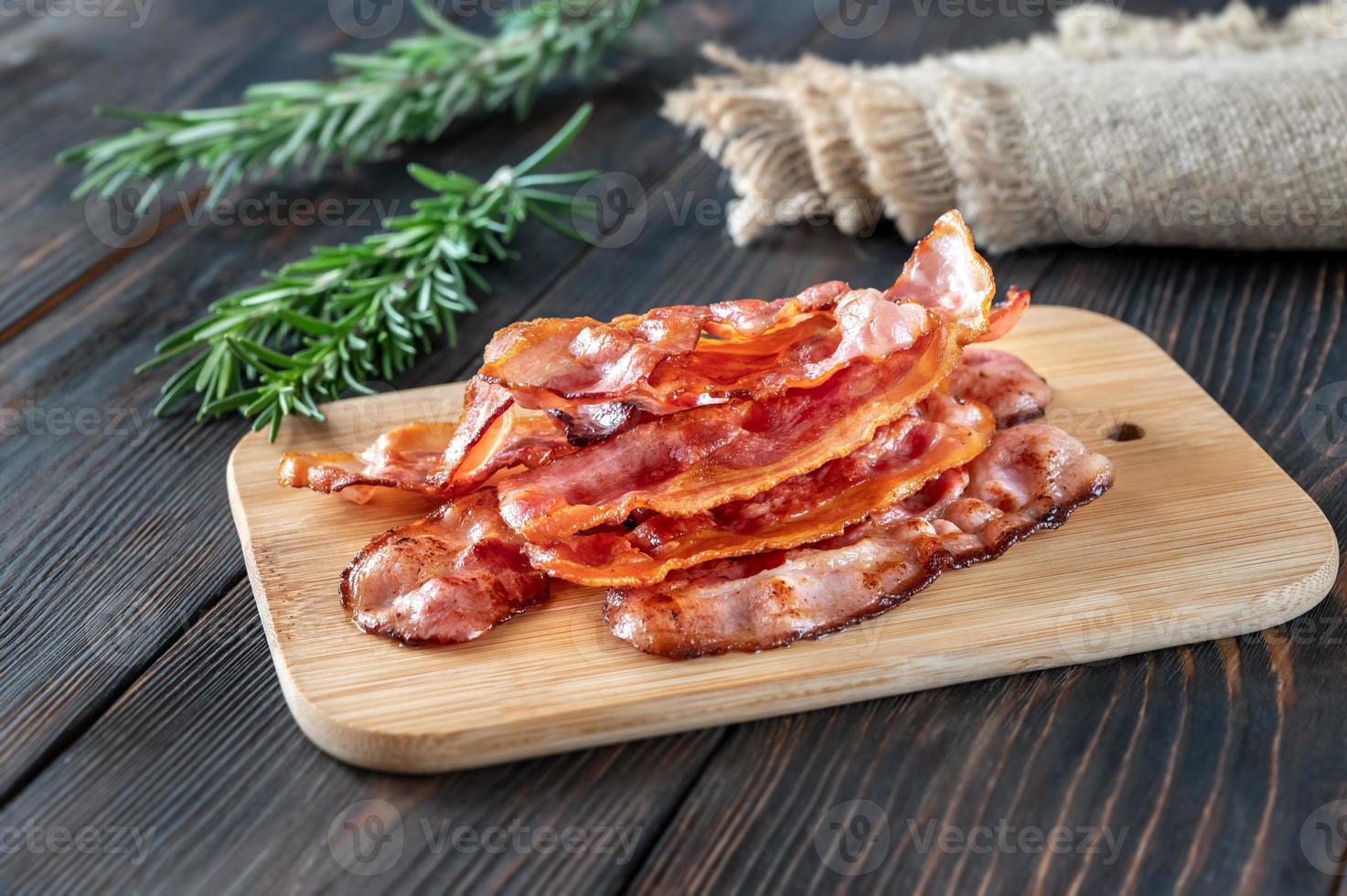 bacon frit sur la planche à découper photo