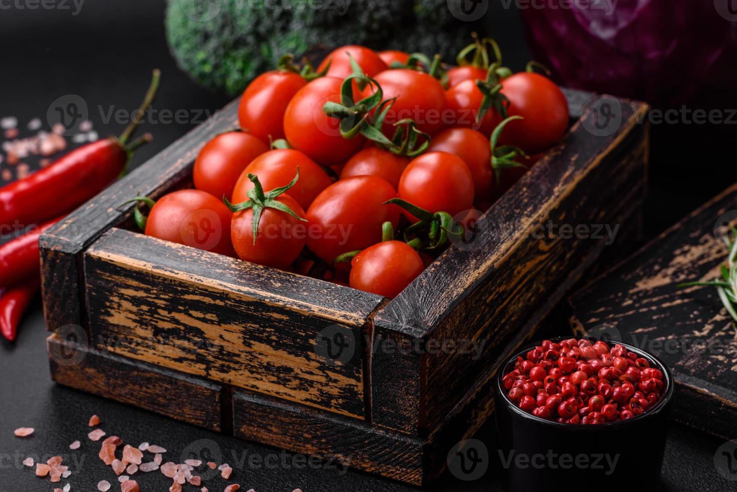 Frais rouge Cerise tomates dans une en bois ancien boîte photo