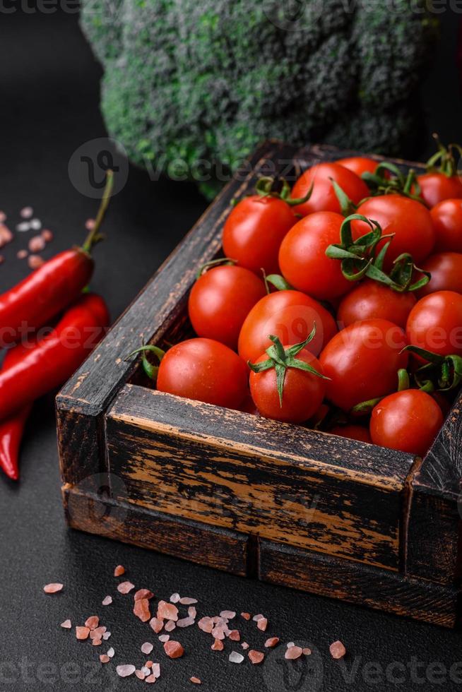 Frais rouge Cerise tomates dans une en bois ancien boîte photo