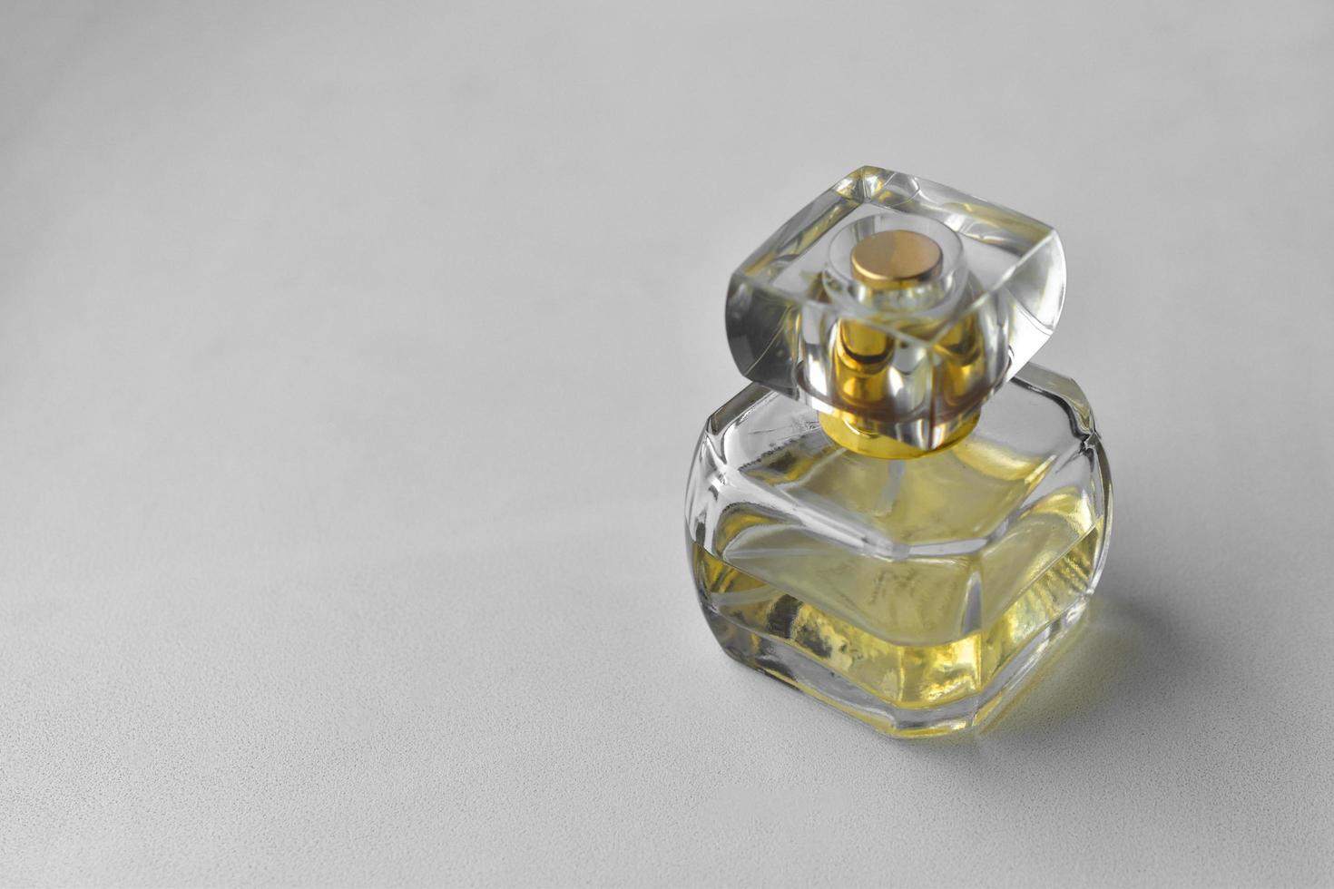 bouteille de parfum jaune sur fond blanc photo