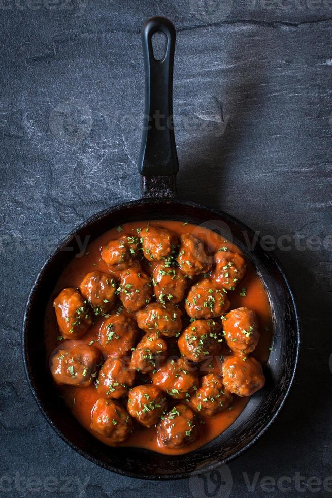 Boulettes de viande dans le la poêle photo