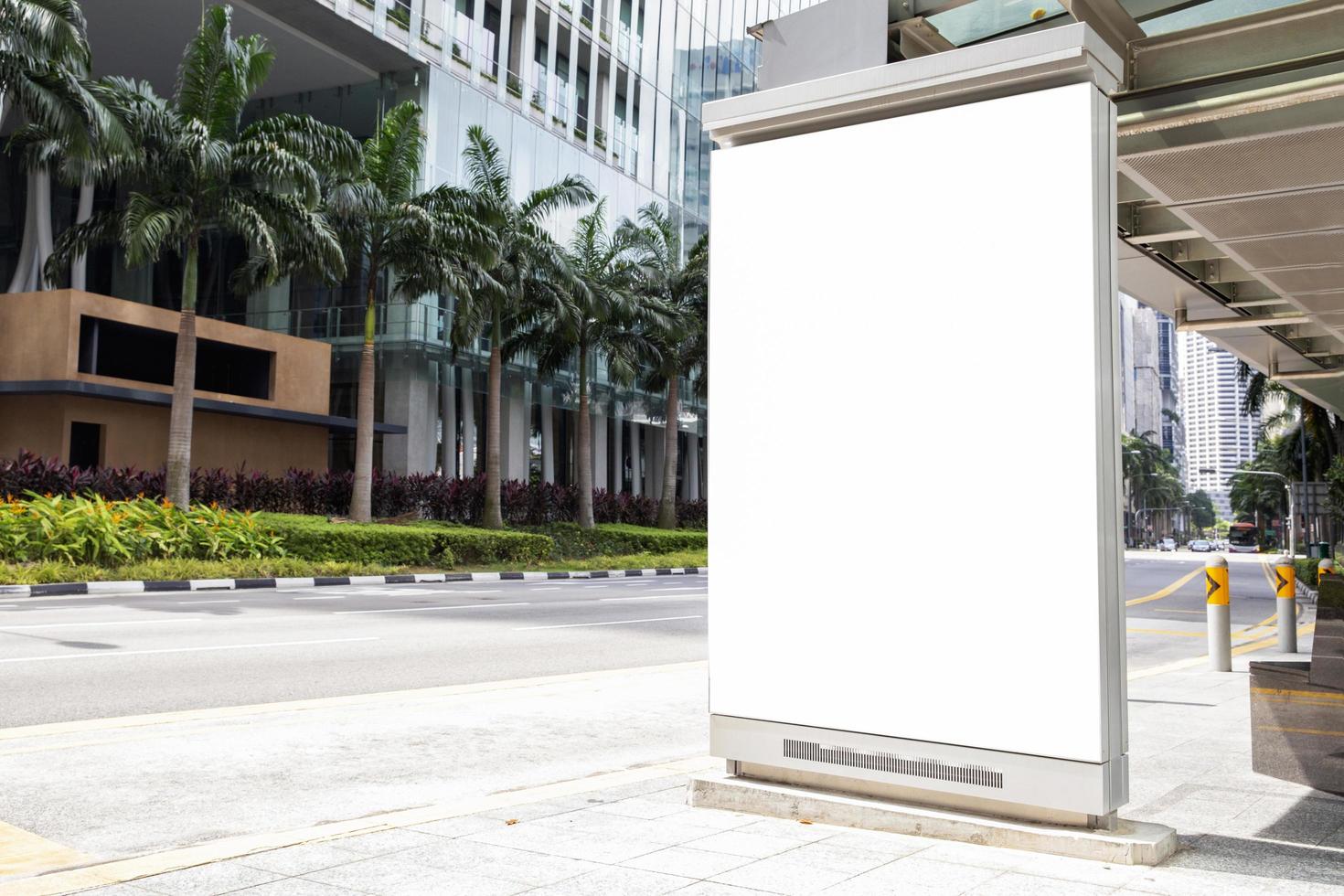 Panneaux d'affichage vierges de médias numériques dans un arrêt de bus, enseigne pour la conception de publicité de produit photo