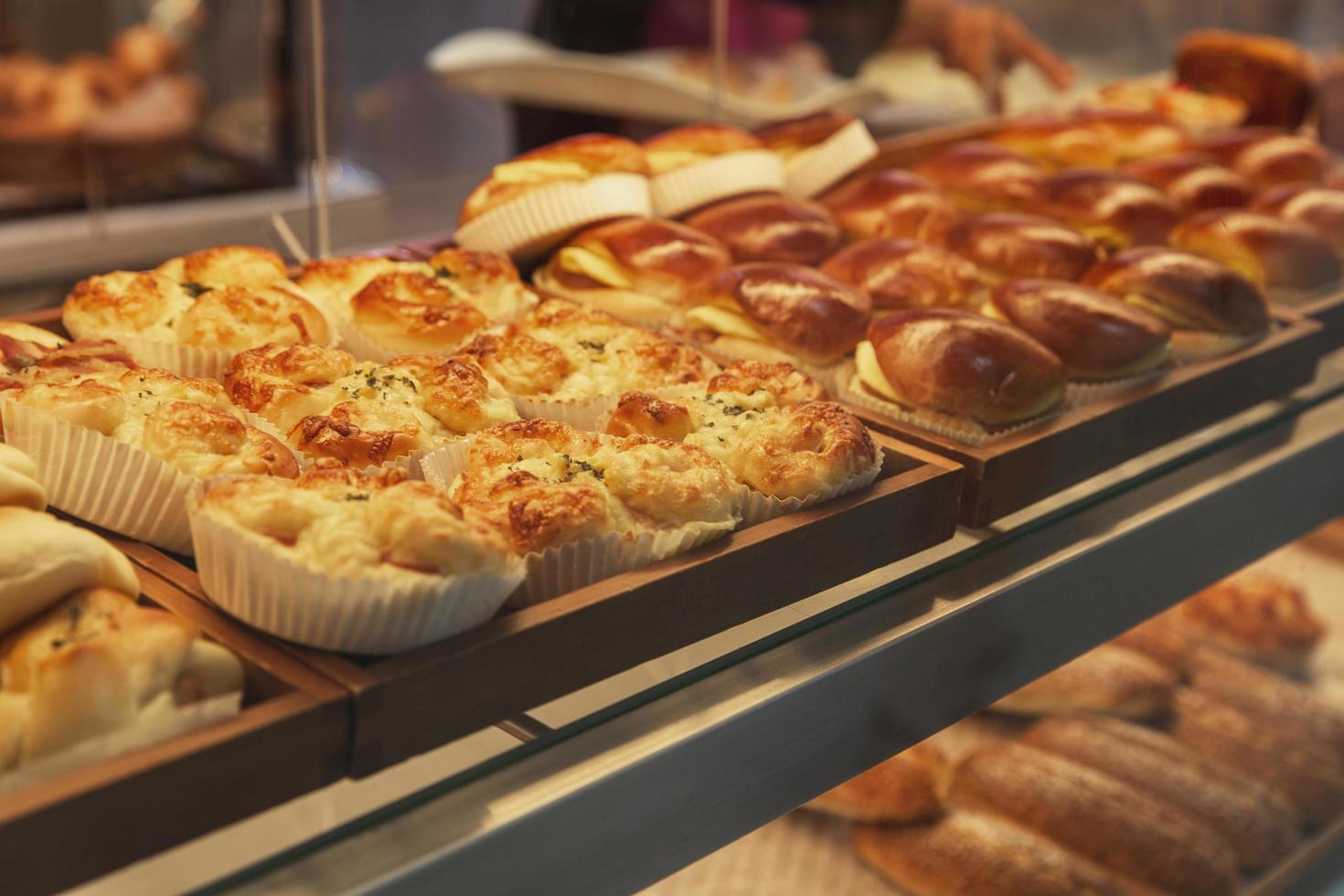 Pain sur l'étagère dans la boulangerie dans un supermarché photo