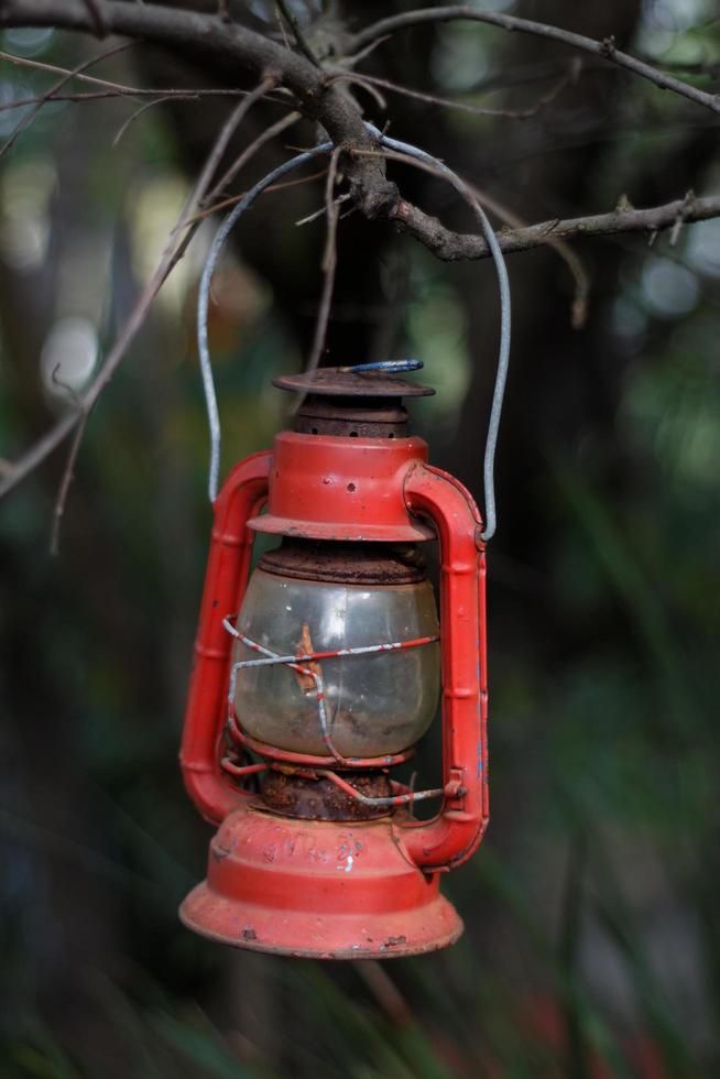 lanterne en acier à suspendre rouge photo