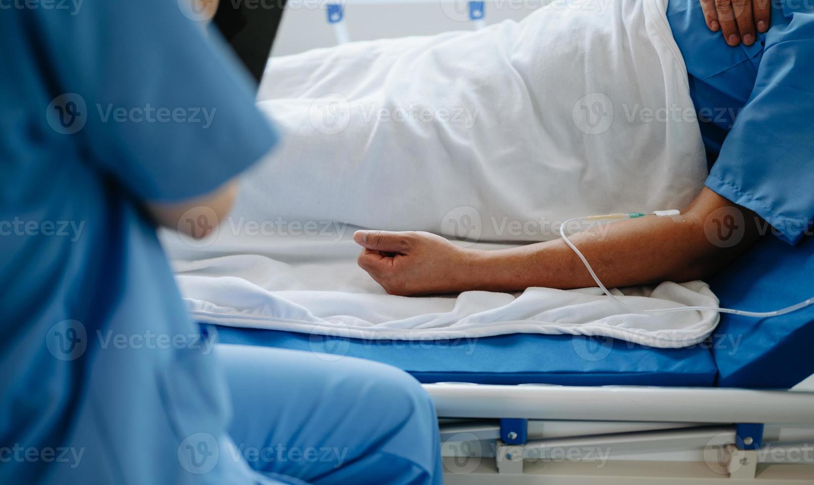 le les patients main est dans lit dans le hôpital. photo