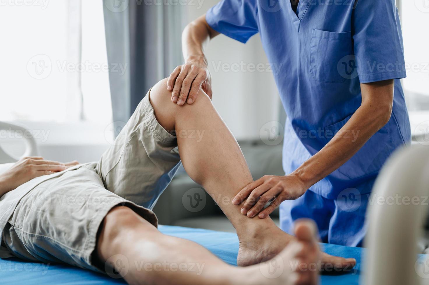 proche en haut de physiothérapeute travail avec patient sur le lit photo