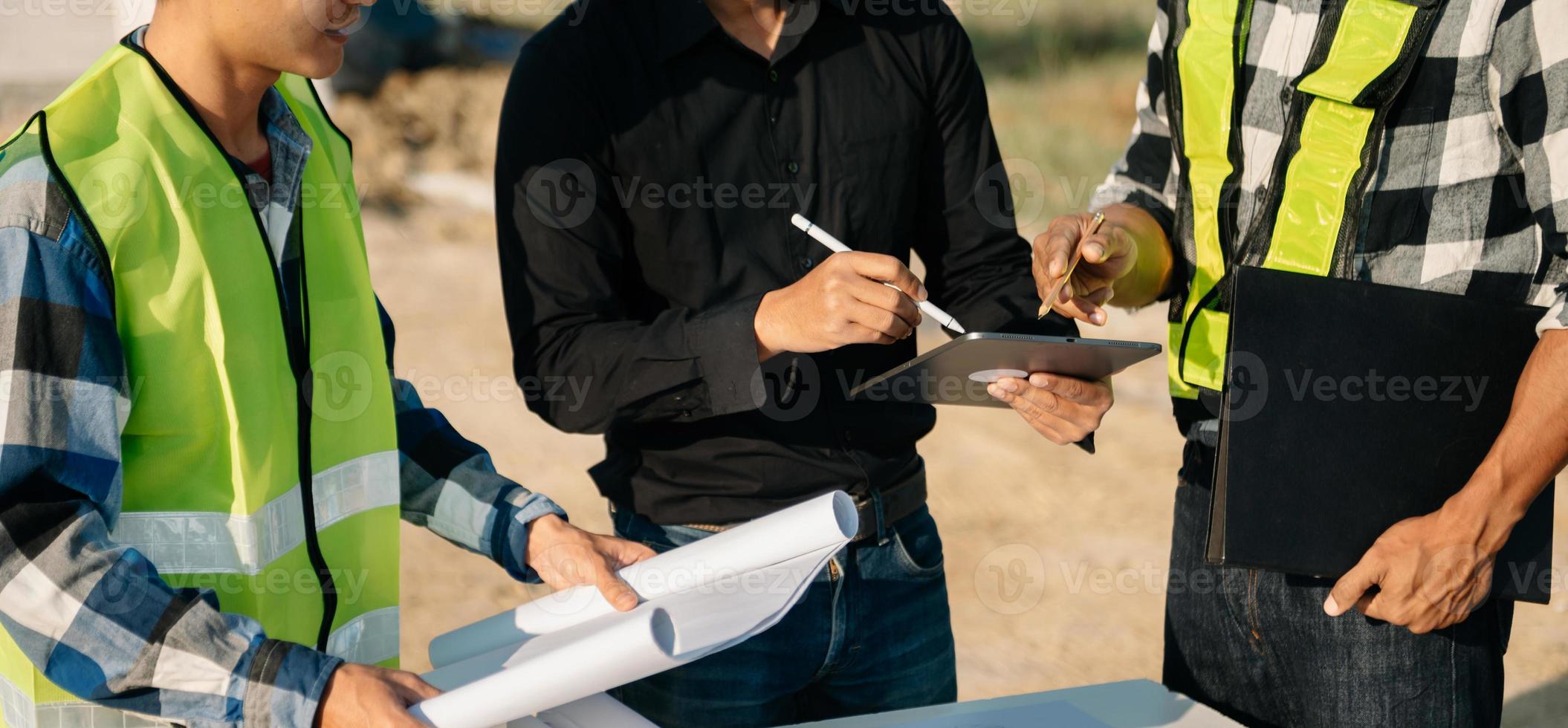 Beau Jeune homme équipe architecte sur une bâtiment industrie construction site photo