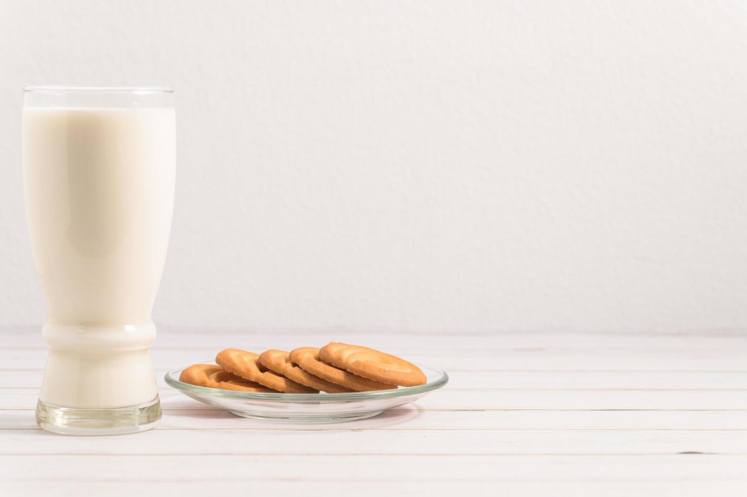 journée mondiale du lait, boire du lait et manger des biscuits, petit-déjeuner sain photo